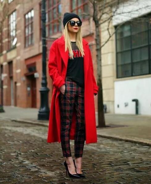 红色羊绒大衣搭配格子烟斗裤,上衣选用个性毛衣,彰显时尚街头风格